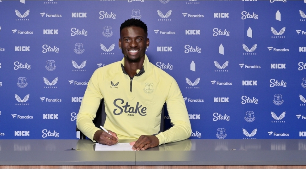 ingiltere-klubu-21-yashli-futbolchunu-transfer-edib