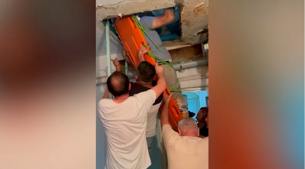 bakida-yashayish-binasinin-daminda-komeksiz-qalan-vetendash-xilas-edilib-