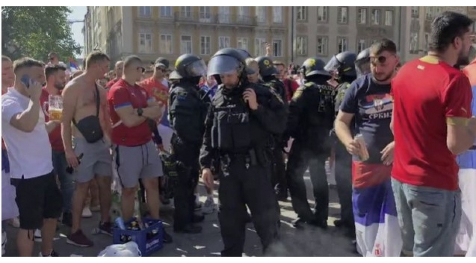 serbiyali-futbol-azarkeshleri-ile-alman-polisler-arasinda-insident-yashandi