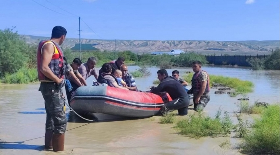 haciqabulda-bezi-erazileri-sel-sulari-basib-insanlar-texliye-edilib-video