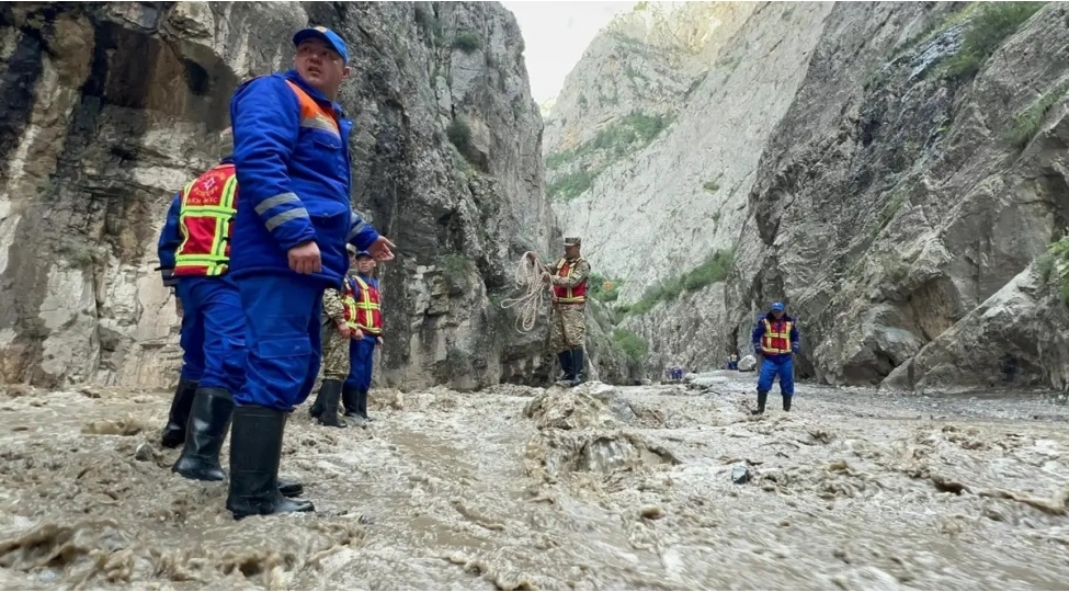 qirgizistanda-dagidici-dashqin-zamani-itkin-dushen-daha-iki-qazaxistanli-ushagin-cesedi-tapilib