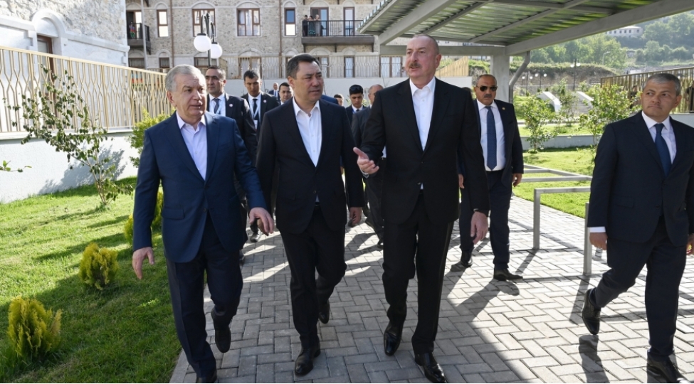azerbaycan-ozbekistan-ve-qirgizistan-prezidentleri-shushada-yashayish-kompleksinde-ve-ashagi-govher-aga-mescidinde-olub-sheheri-gezibler-yenilenib