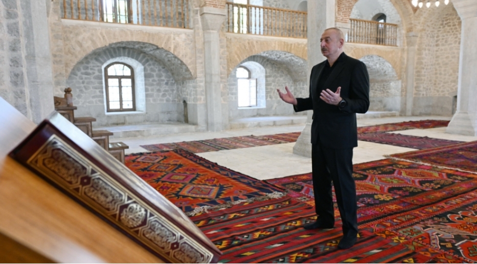 prezident-shushada-ashagi-govher-aga-mescidinin-berpadan-sonra-achilishinda-ishtirak-edib-yenilenibfoto