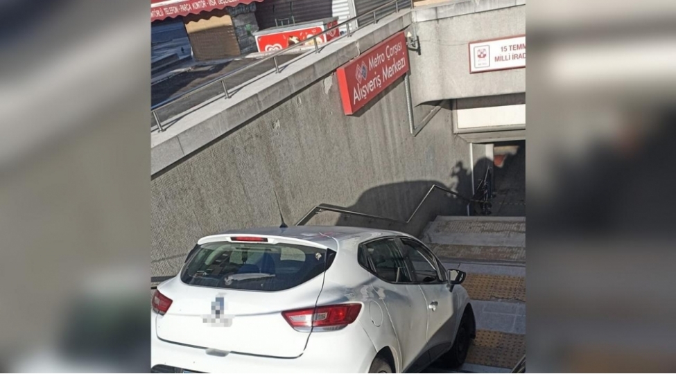 avtomobil-metroya-girdi