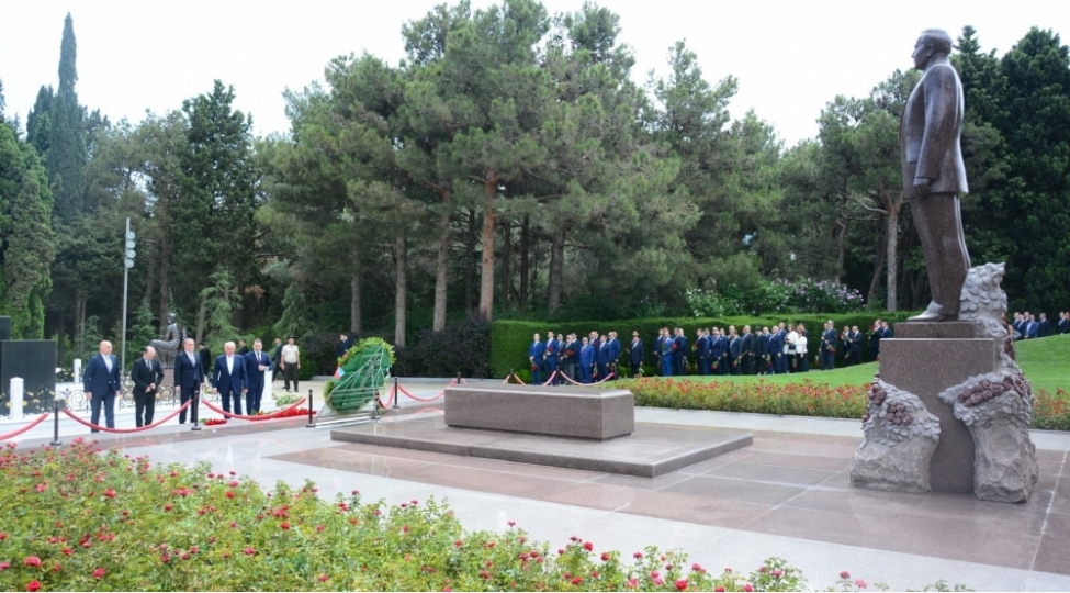 xin-in-rehber-heyeti-fexri-xiyaban-ve-shehidler-xiyabanini-ziyaret-edib-2