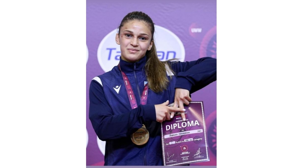 uzunde-zehmet-teri-olan-qiz