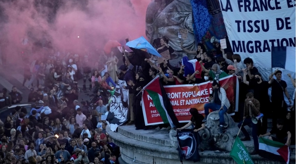 parisde-solchularin-mitinqi-zamani-polis-gozyashardici-qazdan-istifade-edib