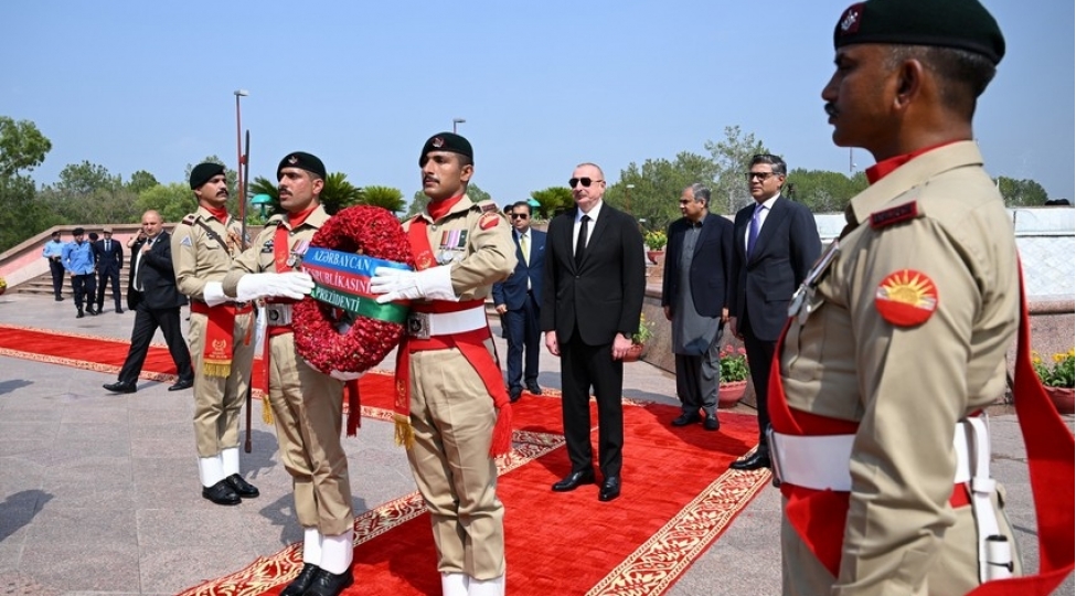 prezident-ilham-eliyev-islamabadda-milli-abideni-ziyaret-edib-yenilenibfoto