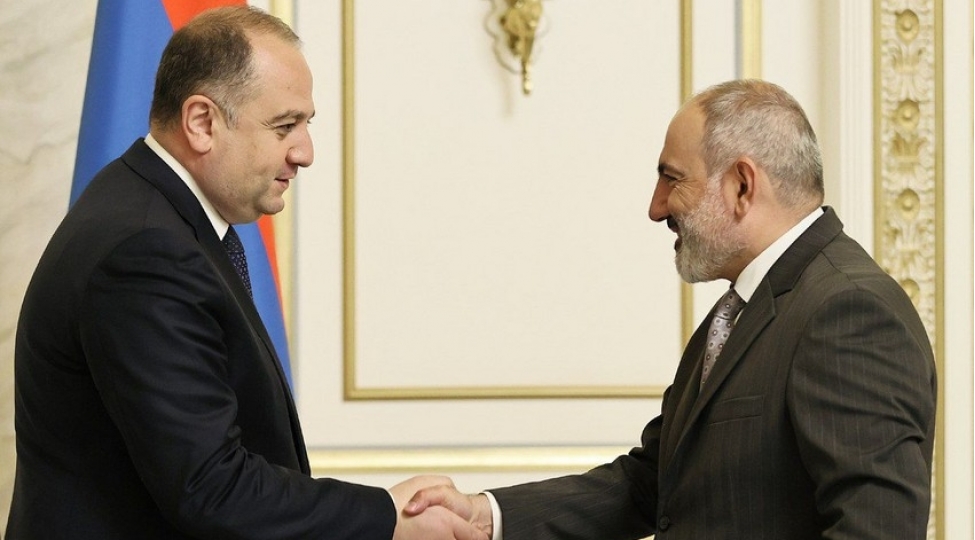 nikol-pashinyan-gurcustanin-mudafie-naziri-ile-regional-tehlukesizlik-meselesini-muzakire-edib