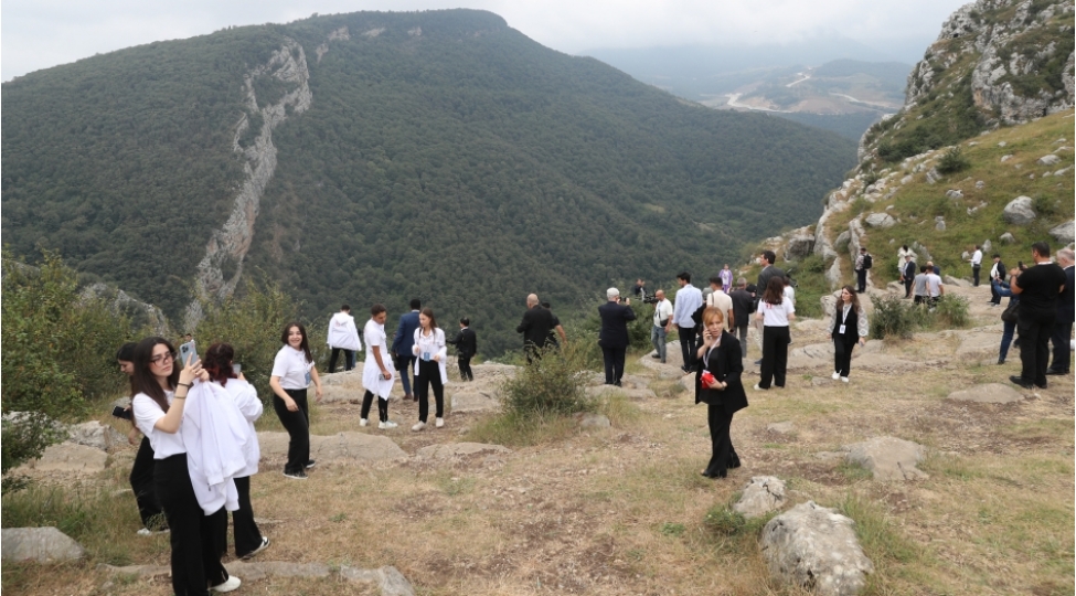 ii-qlobal-media-forumunda-ishtirak-eden-xarici-qonaqlar-uchun-shushada-gezinti-teshkil-edilib