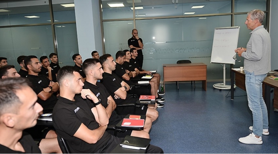azerbaycanin-futbol-hakimlerinin-telim-meshq-toplanishi-olub-foto