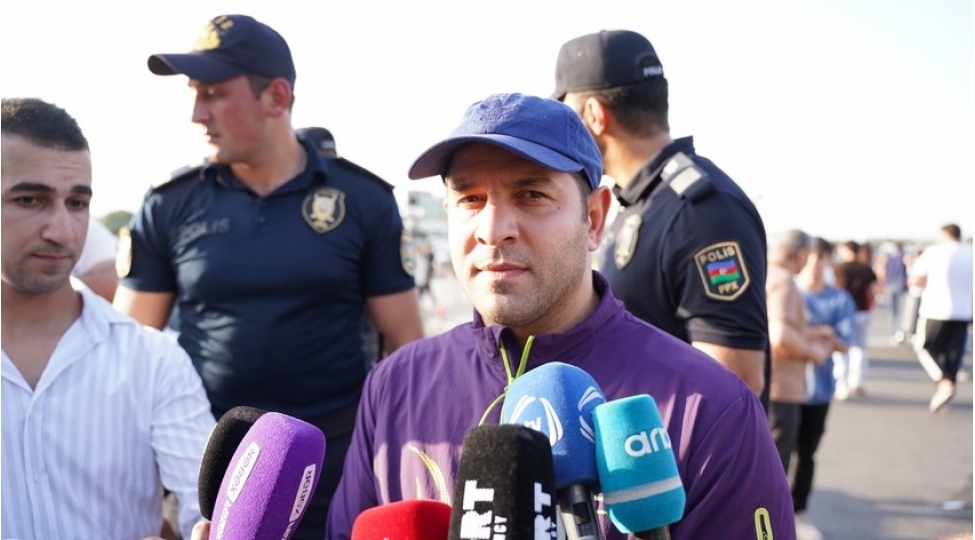 elnur-memmedli-fransalilari-azerbaycan-himnini-dinlemeye-vadar-etdik