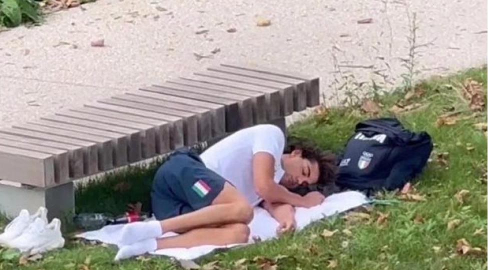 olimpiya-chempionundan-etiraz-kondisioner-olmadigi-uchun-parkda-yatdi