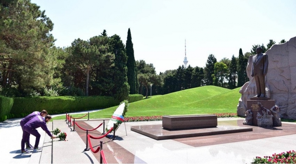 azerbaycanin-olimpiya-chempionlari-fexri-xiyabani-ve-shehidler-xiyabanini-ziyaret-edibler-foto