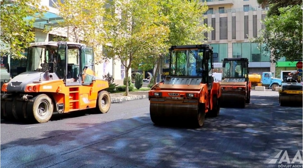 zerife-eliyeva-kuchesinde-asfaltlanma-ishleri-aparilir-video