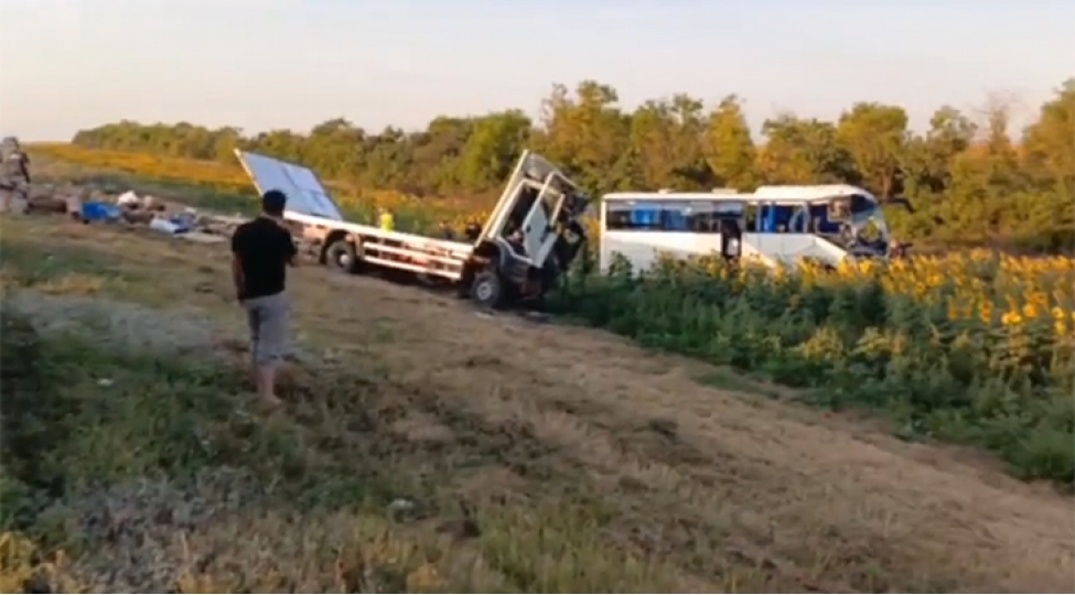 rusiyada-yuk-mashini-ile-avtobus-toqqushub-video