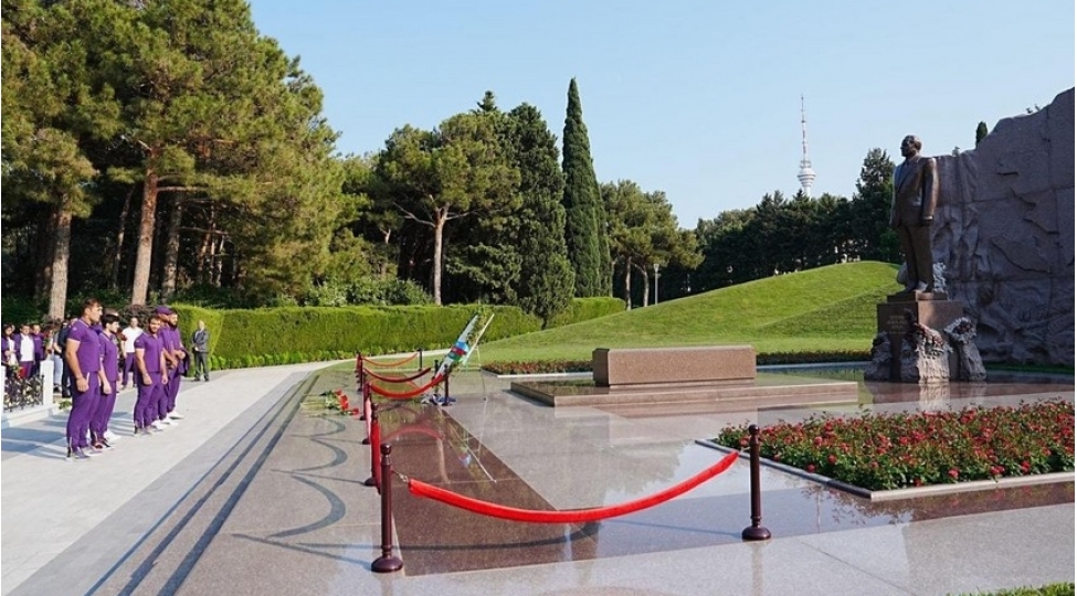 olimpiya-chempionlari-umummillilider-heyder-eliyevin-mezarini-ziyaret-edibler