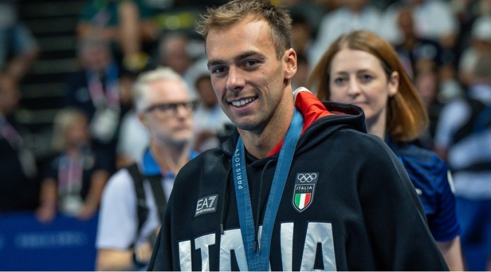 paris-2024-italiya-millisinin-bayraqdari-dirseyini-sindirib