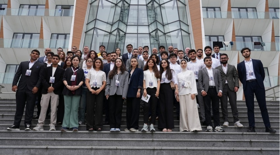 ferid-qayibov-genc-idman-liderleri-proqraminin-ishtirakchilari-ile-gorushub