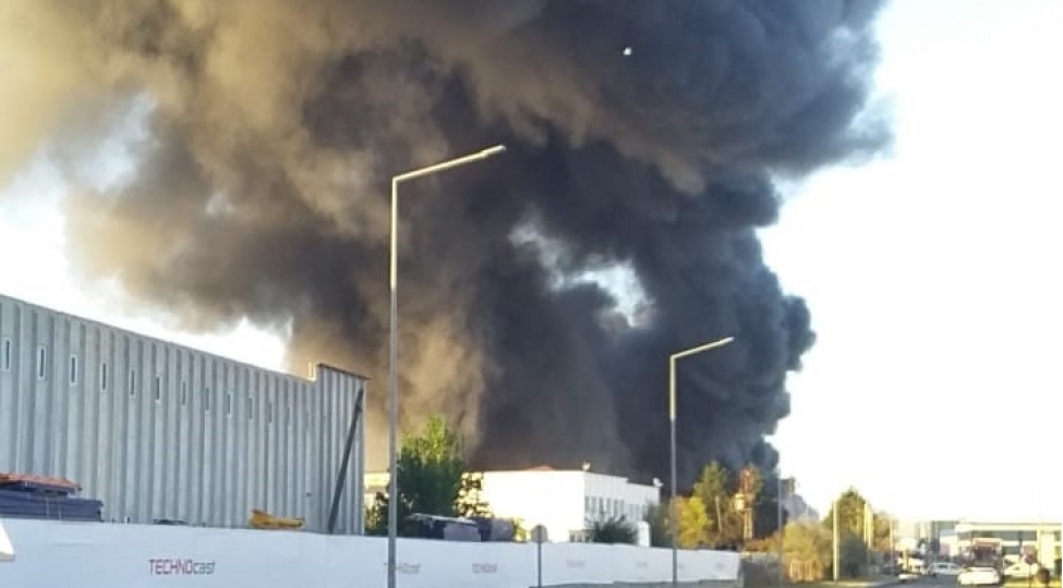 turkiyede-plastik-zavodda-yangin