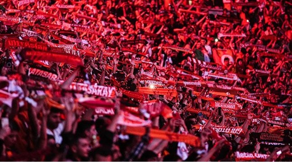 qalatasaraydan-azarkeshlerine-xeberdarliq