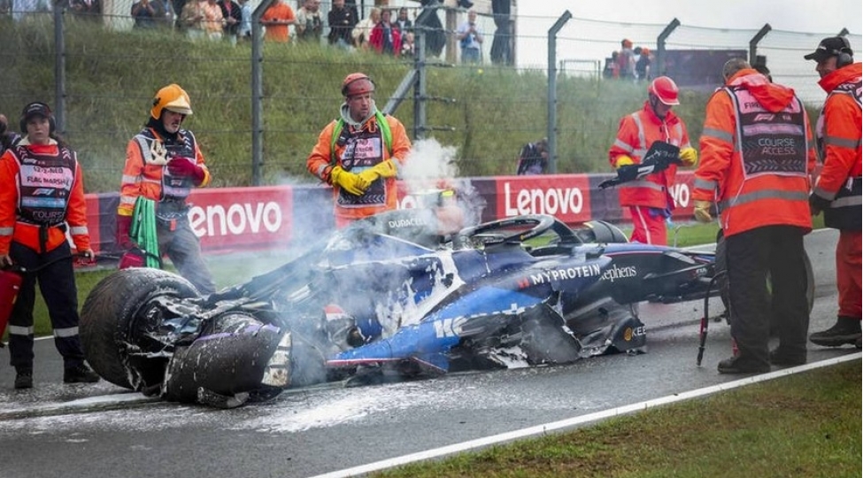 formula-1-absh-li-surucunun-avtomobili-yanib