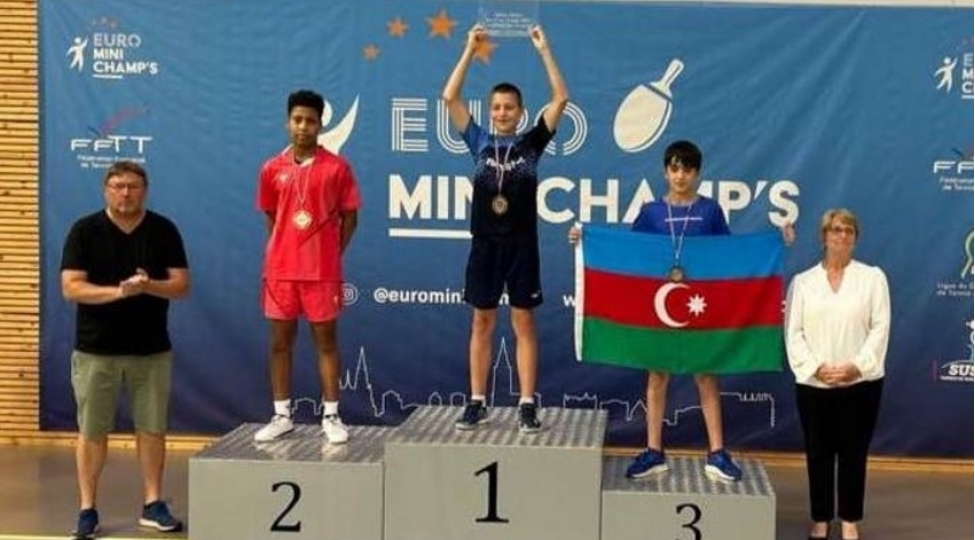 azerbaycanin-stolustu-tennischisi-fransada-burunc-medal-qazanib