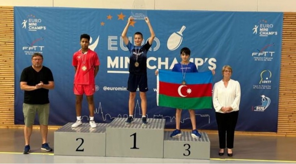 azerbaycanin-stolustu-tennischisi-fransada-burunc-medal-qazanib-2