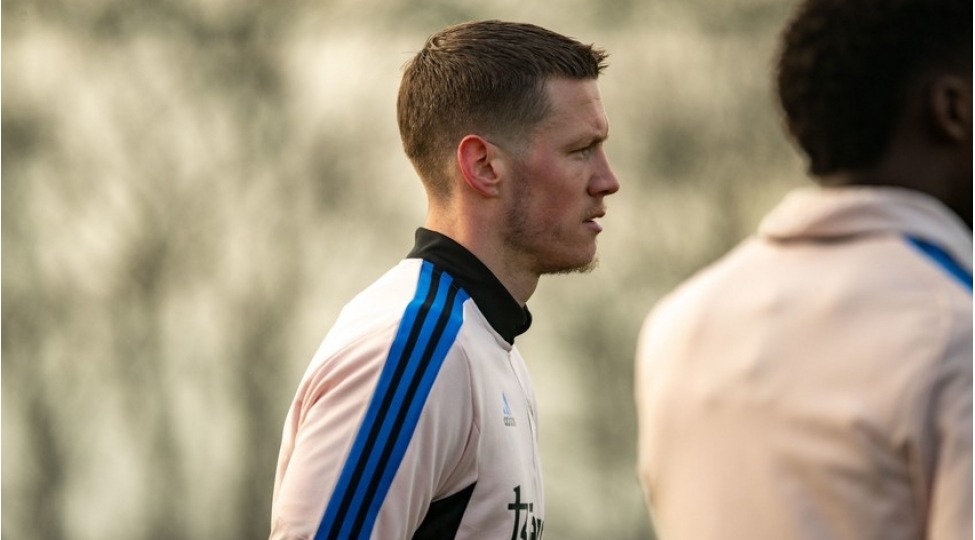 ayaks-ingiltere-klubunun-futbolchusunu-transfer-edib