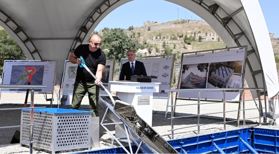 prezident-ilham-eliyev-kelbecer-sheherinde-inzibati-binanin-temelini-qoyub