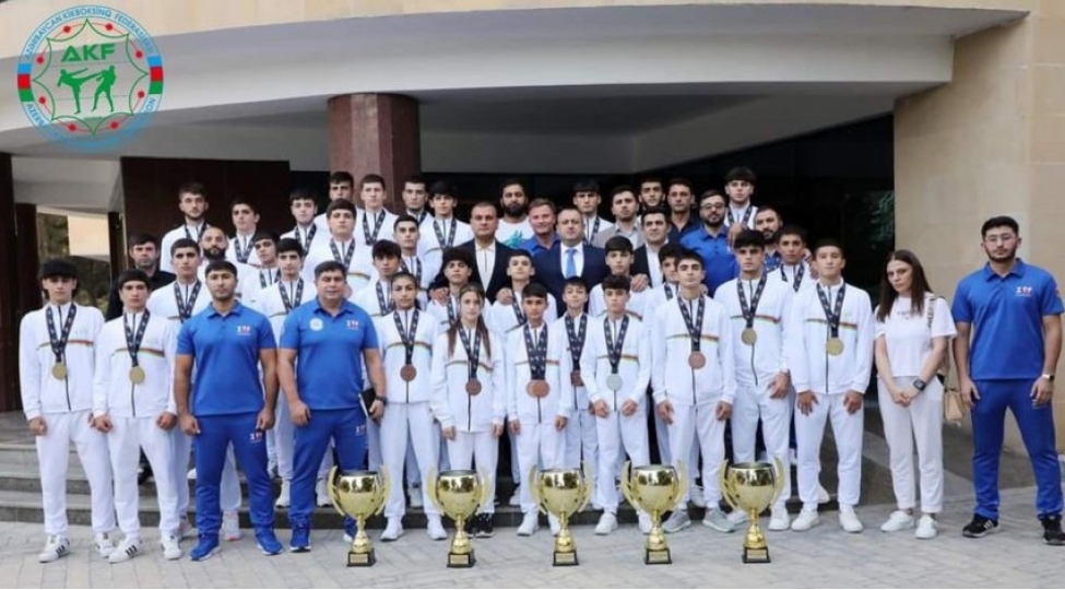 adil-eliyev-macaristanda-ferqlenen-kikbokschularla-gorushub