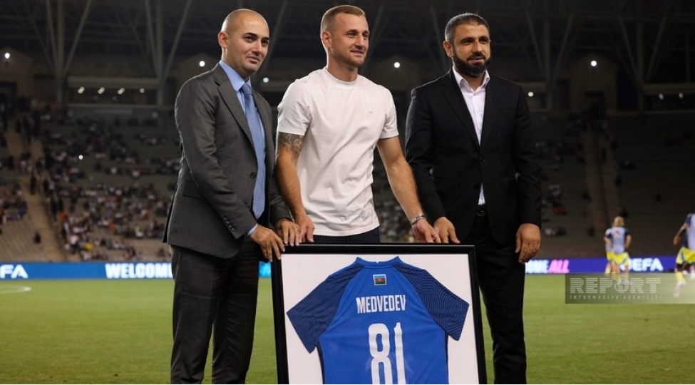 maksim-medvedeve-affa-terefinden-xatire-hediyyesi-verilib