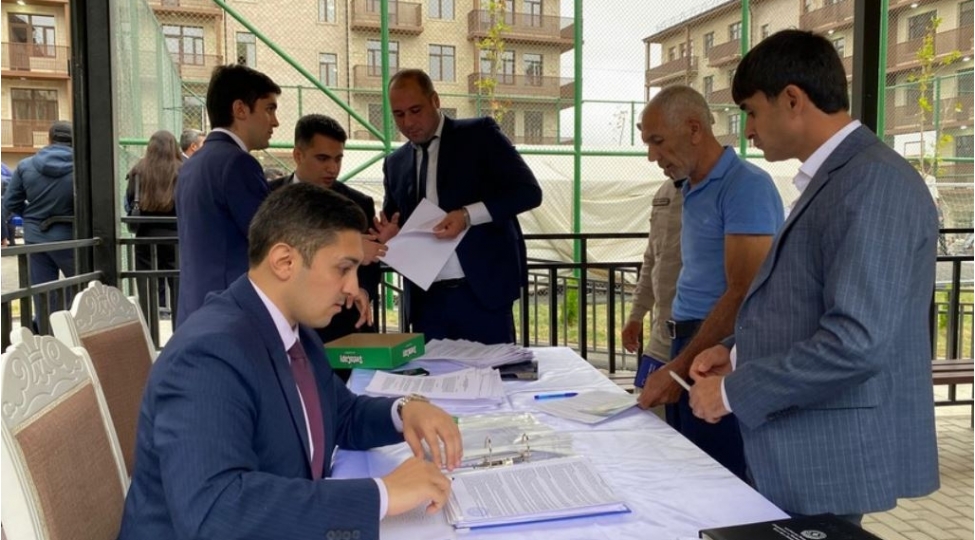 cebrayil-sheherine-kochen-36-aileye-evlerinin-acharlari-teqdim-olunub-foto