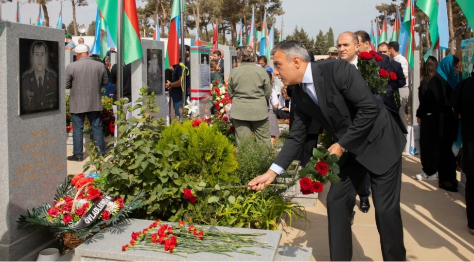 emek-ve-ehalinin-sosial-mudafiesi-nazirliyinin-kollektivi-ikinci-shehidler-xiyabanini-ve-zefer-parkini-ziyaret-edib