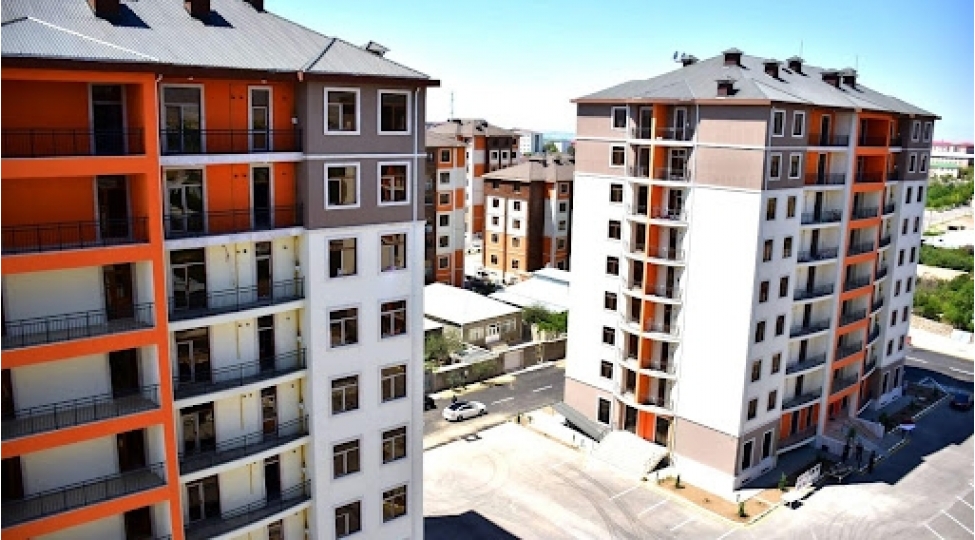 azerbaycanda-oten-ay-228-aile-dovletden-kirayeye-menzil-goturub