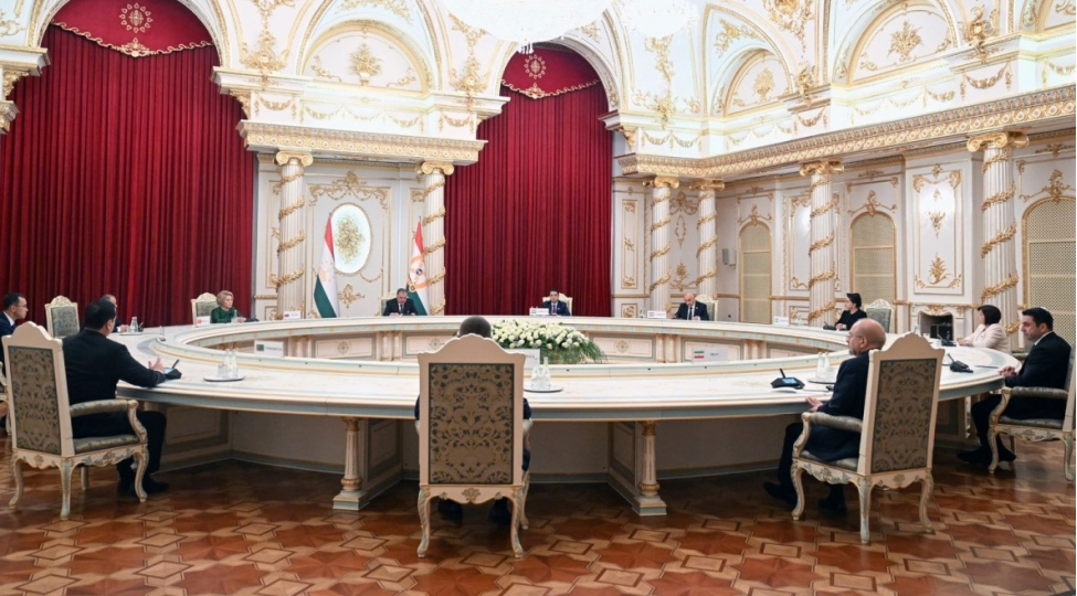 sahibe-qafarova-ve-beynelxalq-konfransin-ishtirakchilari-emomeli-rehmon-ile-gorushubler-foto