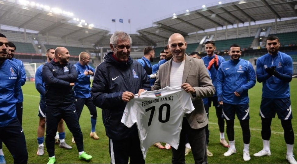 fernandu-santusha-70-illik-yubileyi-ile-elaqedar-forma-hediyye-edilib