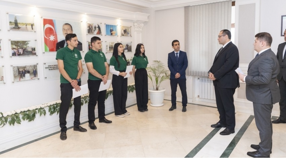 mecnun-memmedov-haciqabulda-vetendashlari-qebul-edib-fermerlerle-gorushub-foto