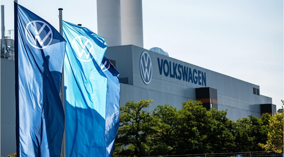 volkswagen-ishchilerin-etirazina-gore-istehsali-dayandiracaq-bloomberg