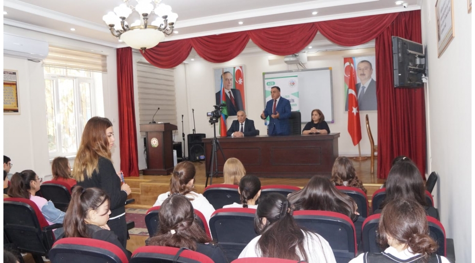 bakida-telebe-gencler-ile-gorush-kechrilib-foto