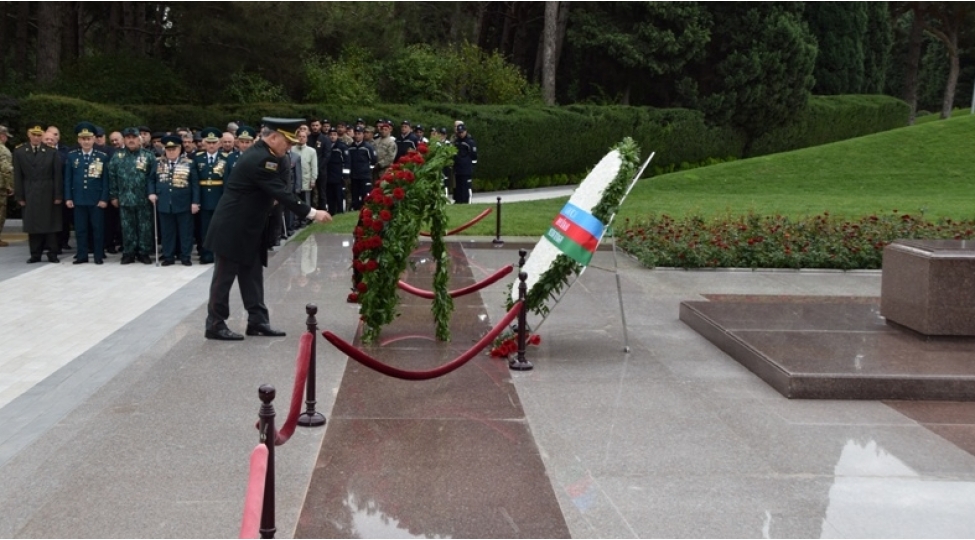 veteranlar-zeferin-4-cu-ildonumu-munasibetile-fexri-xiyabani-ve-shehidler-xiyabanini-ziyaret-edibler-foto