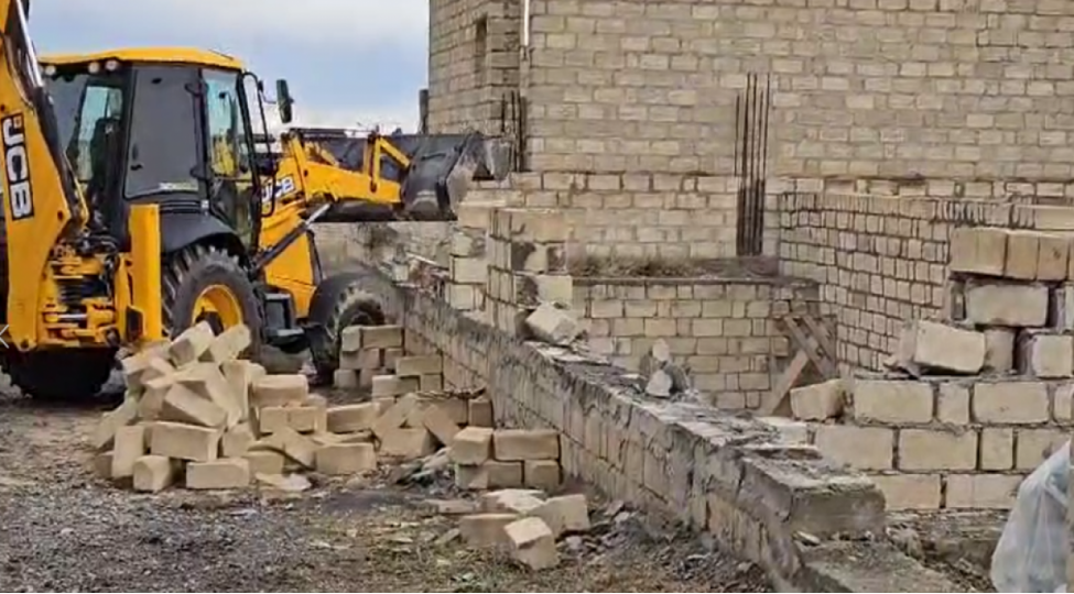 gencede-daha-bir-qanunsuz-tikili-sokulub-video