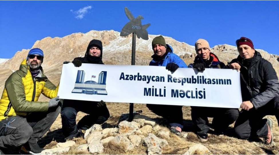 zefer-gunu-munasibetile-xaribulbul-zirvesine-yurush-olub