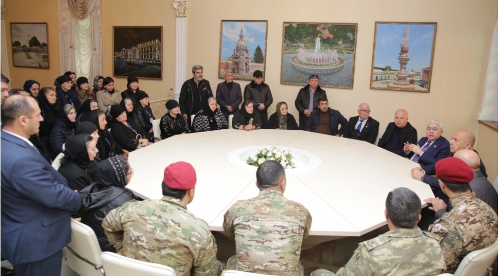 agalar-veliyev-xachmazda-zefer-gunune-hesr-olunan-tedbirlerde-ishtirak-edib-shehid-aileleri-ve-qazilerle-gorushub-foto