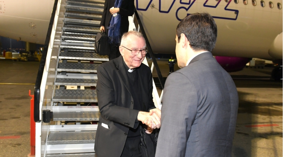 muqeddes-taxt-tacin-dovlet-katibi-azerbaycana-sefere-gelib