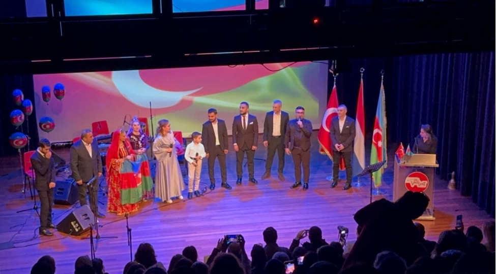 niderland-kralliginda-zefer-gunune-hesr-olunmush-konsert-kechirilib