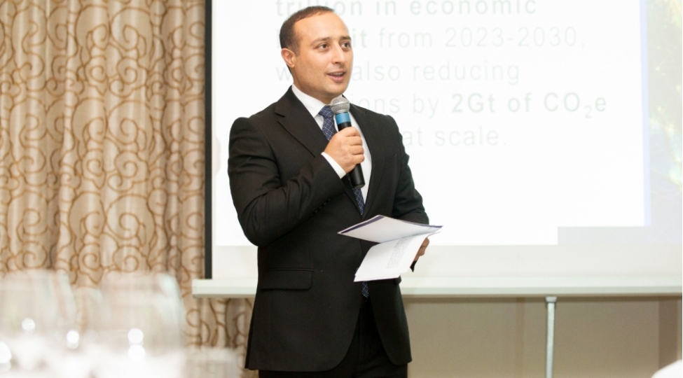 yerin-mushahidesi-melumatlarinin-iqlim-problemlerinin-hellinde-rolu-movzusunda-deyirmi-masa-kechirilib