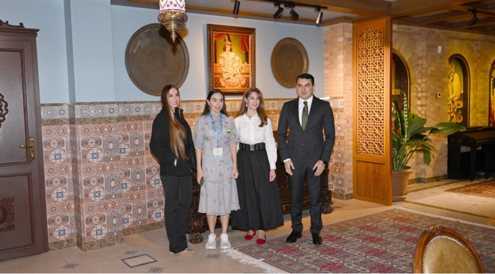 leyla-eliyeva-ve-arzu-eliyeva-milli-incesenet-muzeyinde-teshkil-olunan-sergileri-ziyaret-edibler-foto