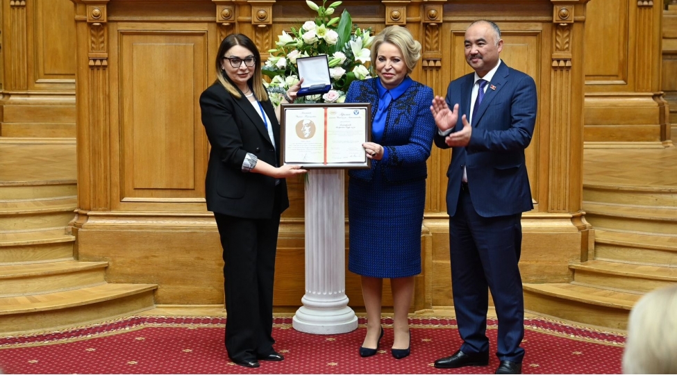 mehriban-elekberzadeye-chingiz-aytmatov-mukafati-teqdim-olunub-foto