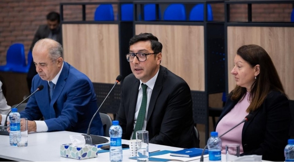 ferid-qayibov-meshqchilik-ixtisasi-uzre-ingilis-dilinde-tehsil-alan-telebelerle-gorushub